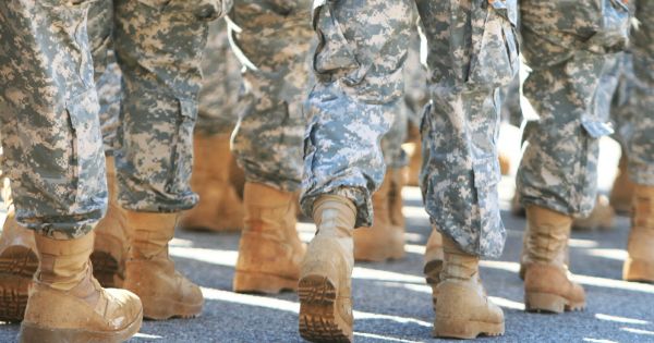 Militares estadounidenses con disforia de género reciben orden de baja voluntaria