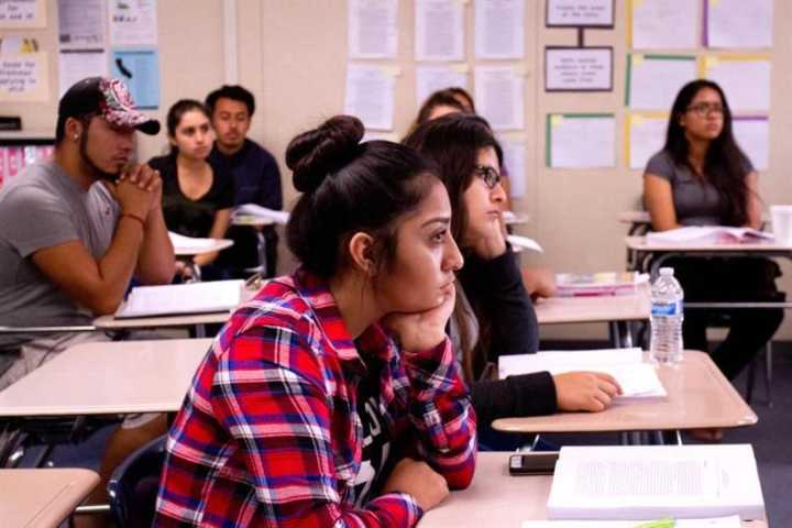 EE.UU. advierte a estudiantes indios sobre el riesgo de perder su visado si faltan a clases