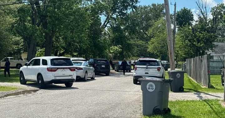 Suspect shot and killed during Evansville break-in, two other suspects on the run