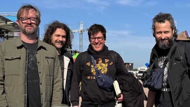 El baterista de esta banda de rock es bajado de un avión y arrestado por la Patrulla Fronteriza al iniciar su gira
