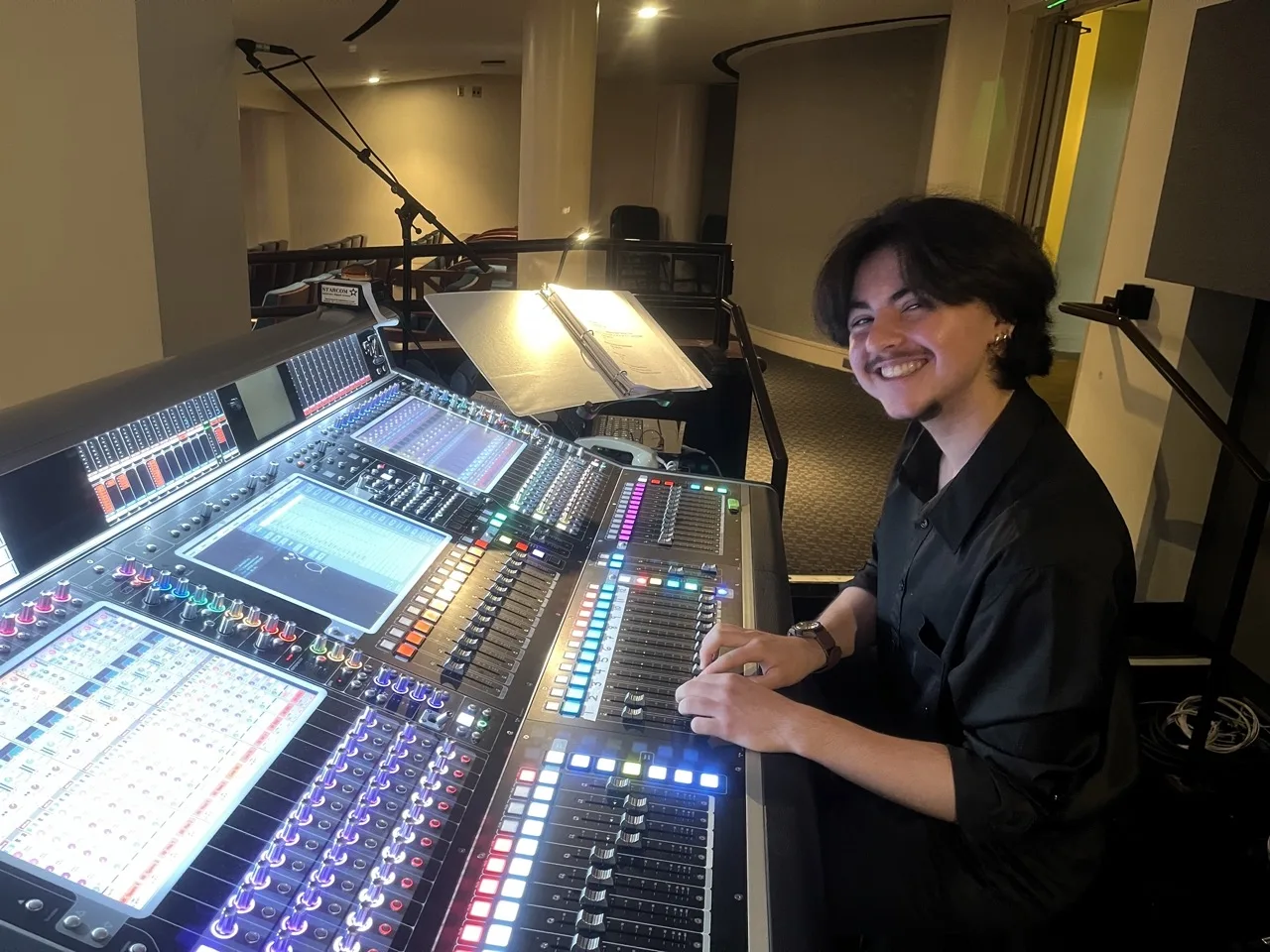 Latino transforma su pasión por el sonido en una beca universitaria