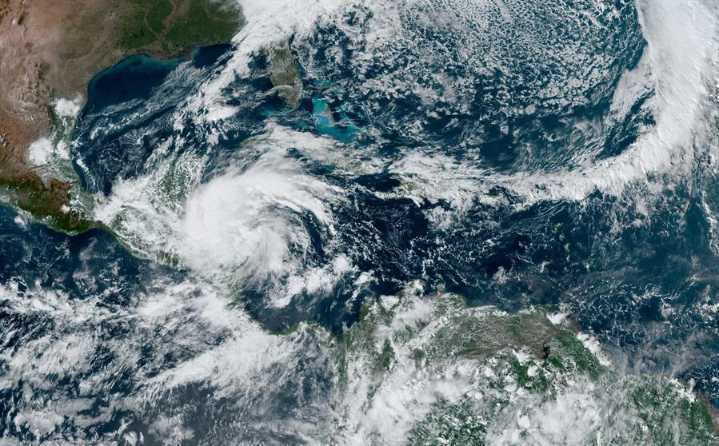 Tormenta Alvin provocará este viernes intensas lluvias y oleaje en el occidente de México