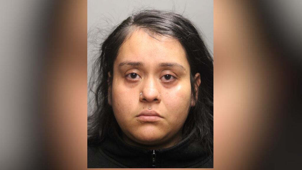 Mujer de Chicago acusada de apuñalar a niño de 7 años en Rogers Park