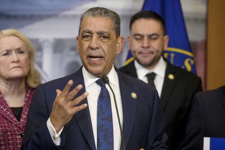 Caucus Hispano del Congreso condena la propuesta republicana de imponer un impuesto a las remesas