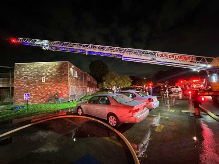 Incendio en complejo para adultos mayores en Houston deja un fallecido y tres heridos