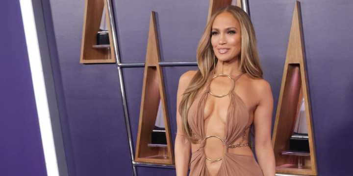 Jennifer Lopez presume de curvas a los 55 años en los American Music Awards con vestidos de escotes y aberturas infinitas