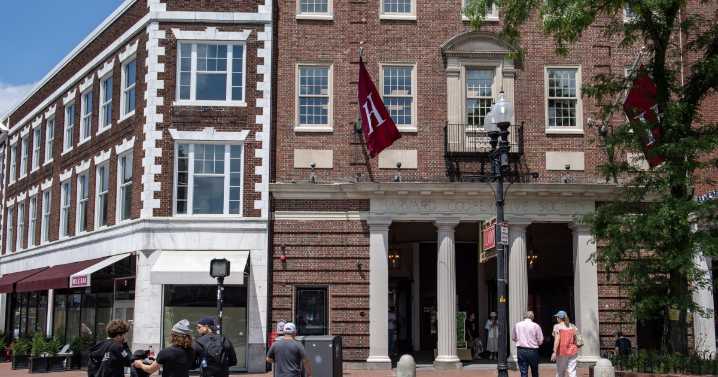 El presidente Trump considera dar tres mil millones de dólares de la subvención de Harvard a escuelas de oficios