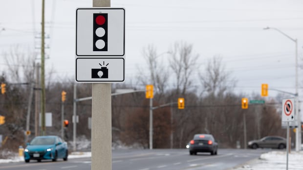 Red light cameras back on Thunder Bay city council's agenda