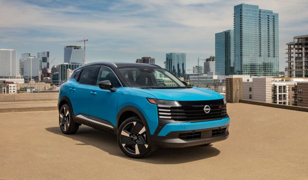 Street Lines: 2025 Nissan Kicks SR AWD CVT 