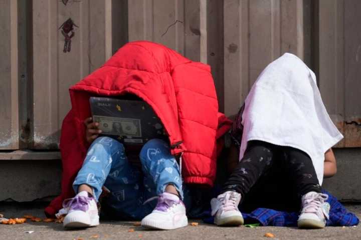 Trump busca eliminar protección a niños migrantes detenidos en EE UU