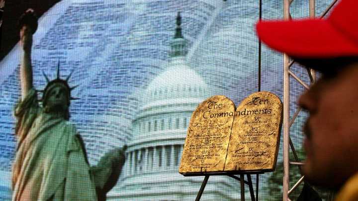 Nueva ley ordenaría que las escuelas públicas de Texas exhiban en cada salón los Diez Mandamientos