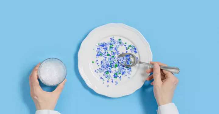 Microplásticos en ultraprocesados: vínculo con salud mental, advierten estudios