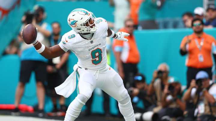 Source - Steelers renew talks with Dolphins TE Jonnu Smith