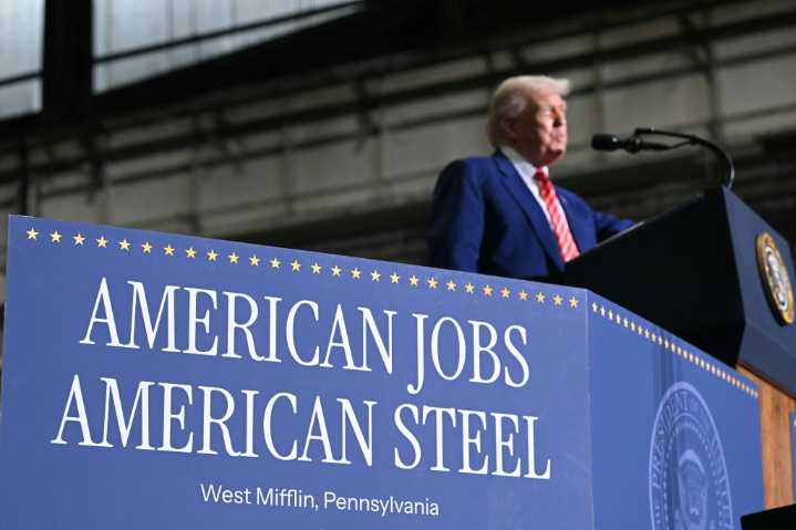 Trump dice que duplicará los aranceles al acero y al aluminio hasta el 50%