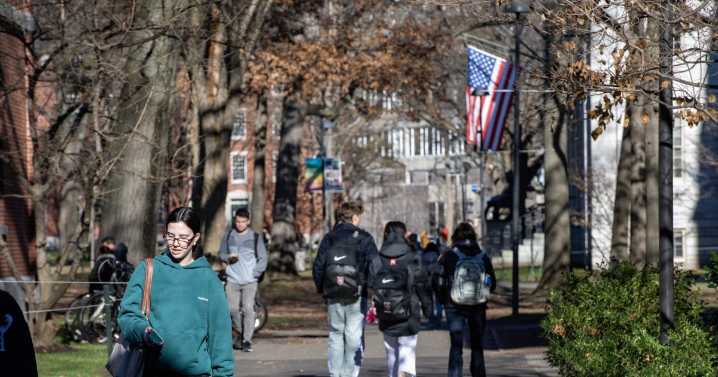 Una juez federal frena temporalmente la prohibición de la Administración Trump sobre la inscripción de estudiantes internacionales en Harvard