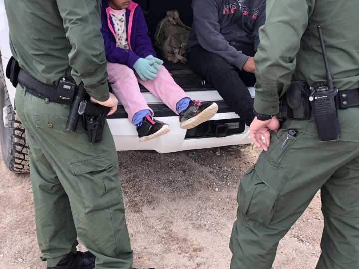 Gobierno busca eliminar protecciones a menores detenidos por migración