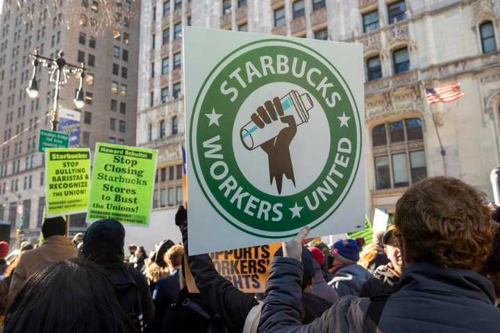 Más de 2.000 trabajadores de Starbucks protestan por código de vestimenta