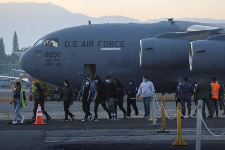 Un juez obliga a la Administración Trump a regresar a un guatemalteco deportado por error: “No puedo ser gay aquí”