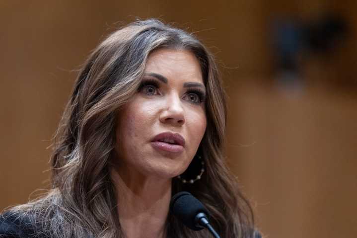 Comercial de Kristi Noem es propaganda al estilo de la novela ‘1984’ y debe ser removido