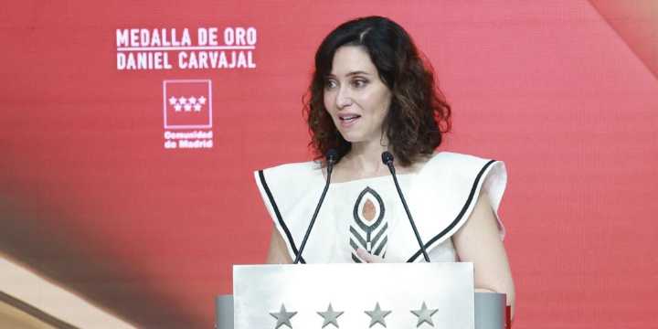 El original vestido de marca española de Isabel Díaz Ayuso en la entrega de la Medalla a Dani Carvajal