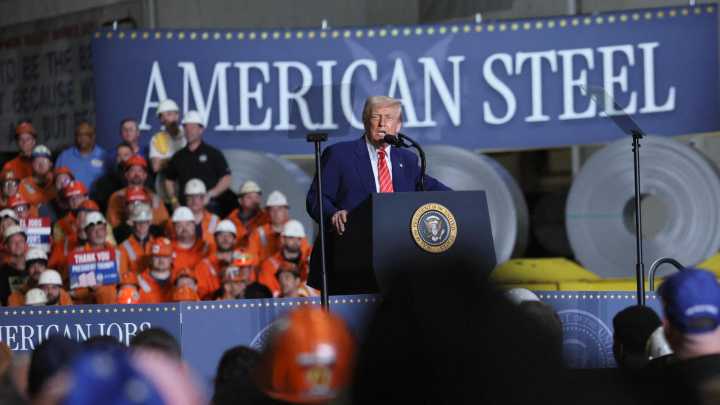 Trump afirma que planea duplicar los aranceles al acero al 50% para "reforzar la seguridad de la industria de EEUU"