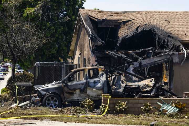 Dos muertos y ocho heridos al estrellarse avioneta en un barrio en el sur de California