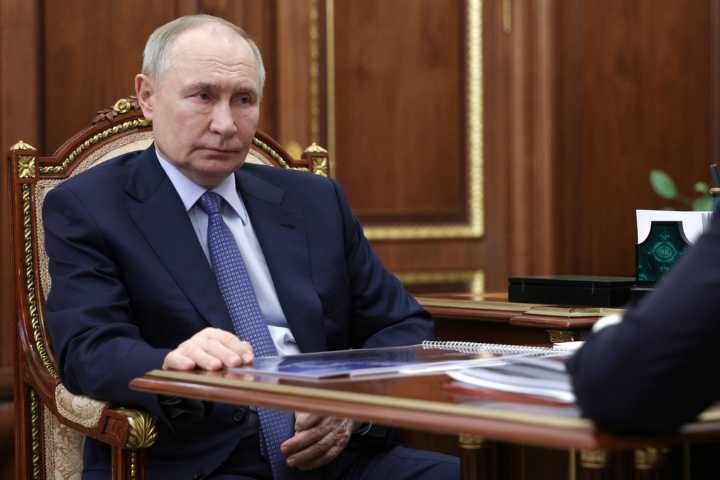 Putin Spurns Zelenskyy Meeting but Lower
