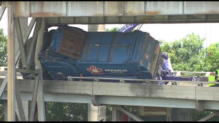 Garbage truck crash shuts down Carrollton I