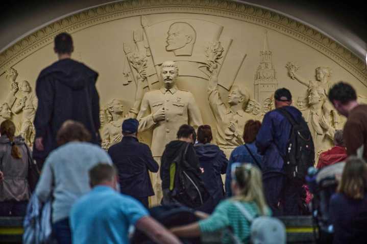 Develan estatua de Stalin en el metro de Moscú mientras Rusia busca revivir su legado