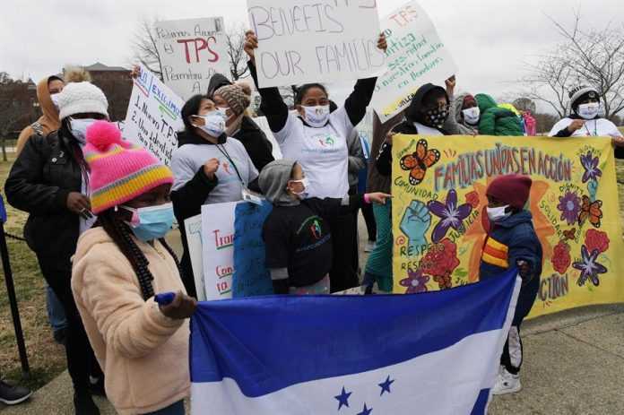Unos 55.000 hondureños temen perder su TPS tras el fallo contra los venezolanos
