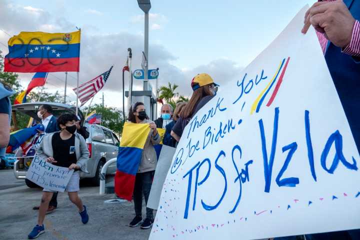 Disney suspende a 45 empleados venezolanos en EEUU tras el fallo contra el TPS