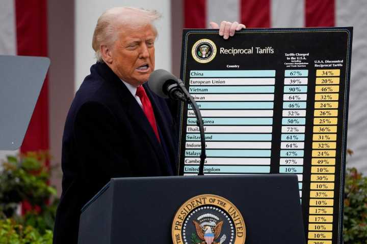 Tribunal de apelaciones permite a Trump mantener aranceles