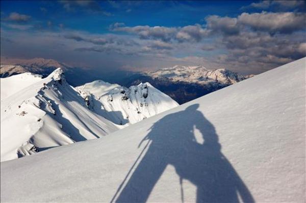 Una avalancha, causada por el colapso de un glaciar alpino, sepulta un pueblo en Suiza