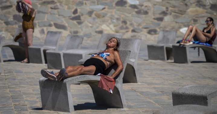 Expertos: La mitad de la población mundial sufrió mes extra de calor extremo por el cambio climático