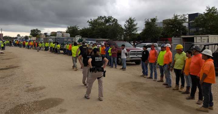 ICE detiene a más de 100 inmigrantes indocumentados en obra de construcción en Florida