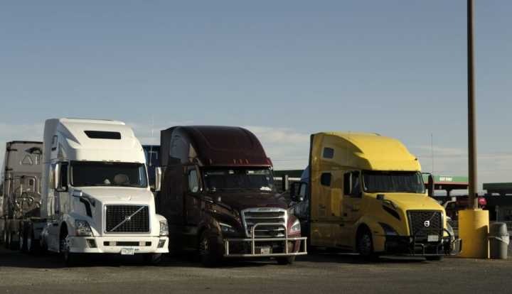 Does Texas require truckers to speak and read English to obtain an interstate commercial driver’s license?