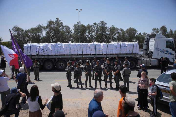 Delivering aid to Palestinians in Gaza still struggle for U.N.