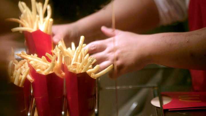 McDonald’s contraría miles de empleados para verano en EEUU