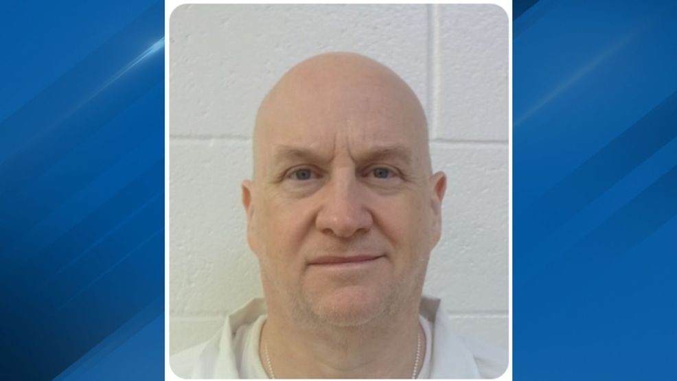 Bloodhounds hunting 'Devil in the Ozarks' fugitive are seen as key part of manhunt