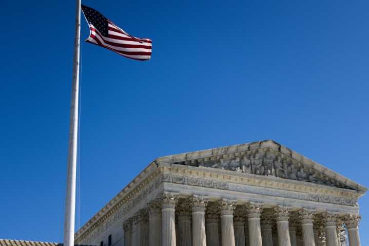 La Corte Suprema permite a Trump revocar la protección legal a más de 500.000 migrantes