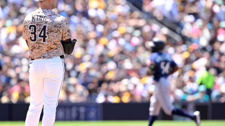 Mariners only need one big inning to sweep slumping Padres
