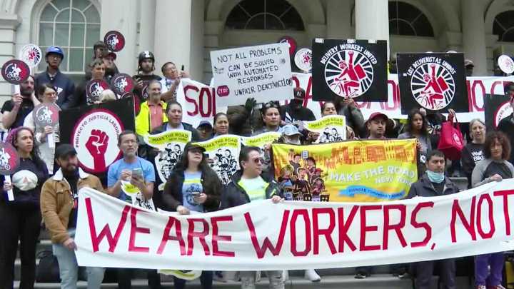 Deliveristas protestan frente a la alcaldía de Nueva York: así piden detener excesivas multas
