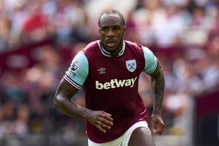 West Ham delay Michail Antonio contract decision until 'right and appropriate' time