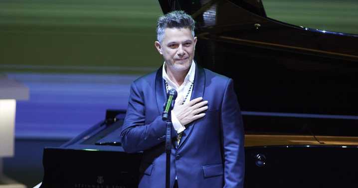 Alejandro Sanz respalda a jóvenes cubanos en protesta por tarifas de internet