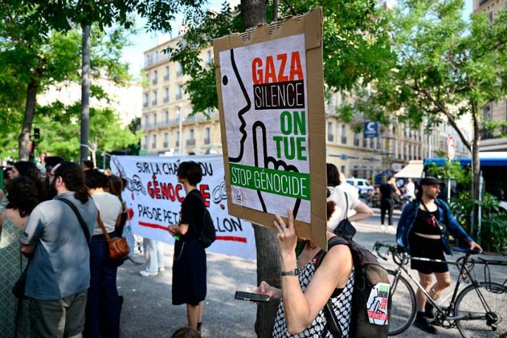 French Dockers Block Weapons to Israel