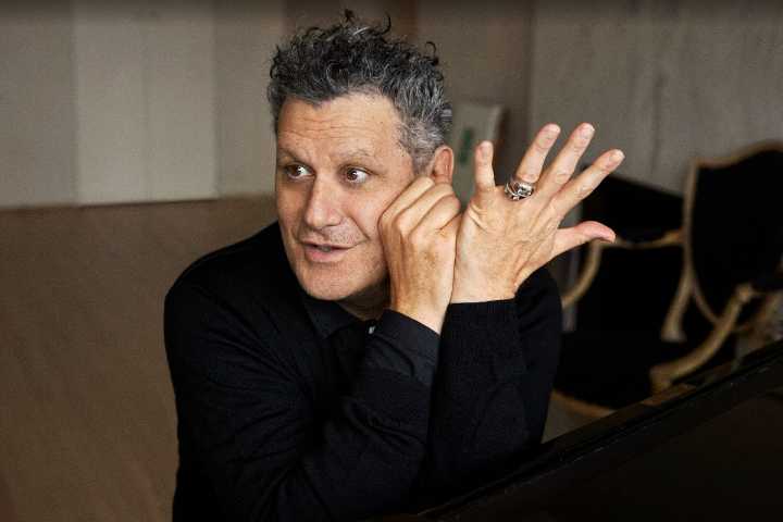 Review: Yes, Isaac Mizrahi does know everybody