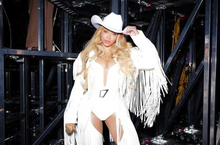 Beyoncé Effortlessly Handles a Wardrobe Mishap During Her Cowboy Carter London Show