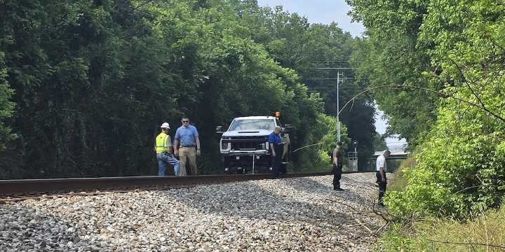 Body found near railroad tracks in Lenoir City, sheriff’s office says