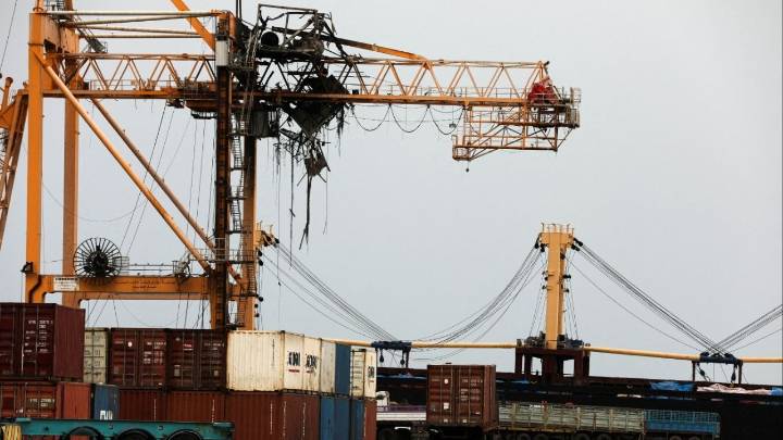 Israel Strikes Hodeidah Port, Threatens Naval, Air Blockade