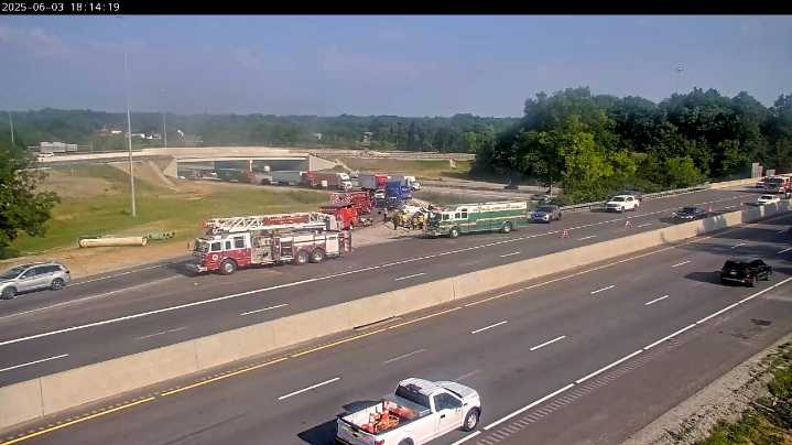 Ramp from I-64 to Gene Snyder Freeway closed following semi rollover